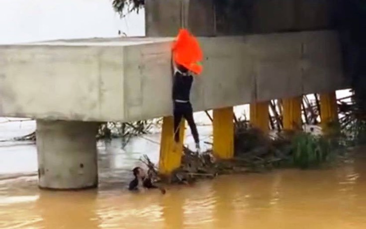 Khoảnh khắc 'người hùng' áo đen lao xuống dòng nước lũ cứu người ở Đà Nẵng