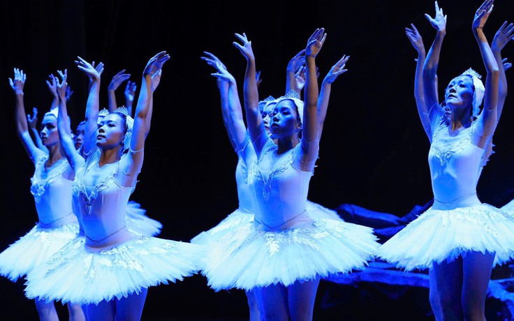 Ballet 'Hồ thiên nga' tái diễn sau 2 đêm "cháy vé"