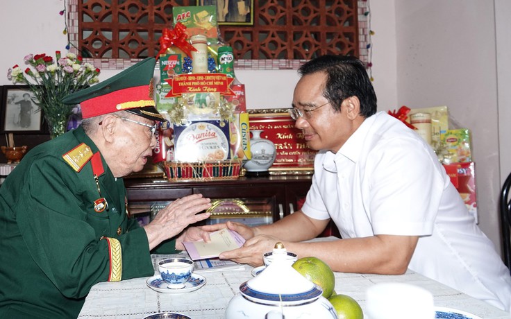 Người có công ở TP.HCM đi về nguồn bằng máy bay, phòng nghỉ 2 triệu đồng/ngày