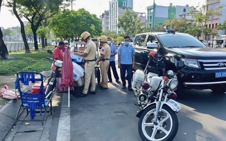 CSGT TP.HCM ra quân mạnh tay xử lý lấn chiếm vỉa hè, lòng đường