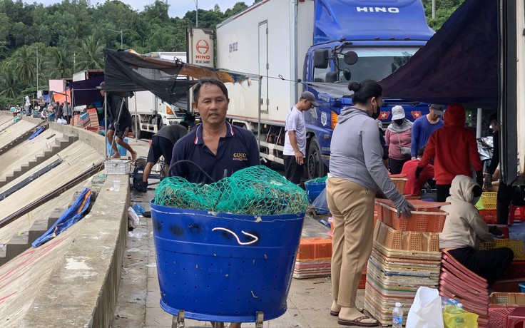 Thủ phủ tôm hùm vịnh Xuân Đài 'chạy đua' với bão số 13 Kalmaegi