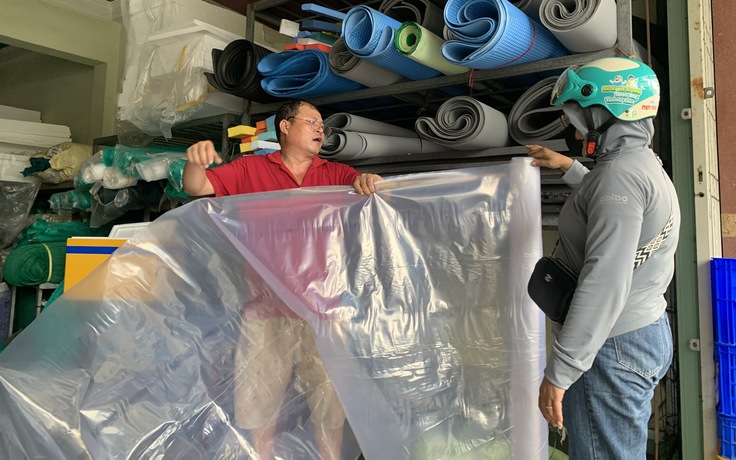 Bịch ni lông 'cháy hàng' trước bão số 13 Kalmaegi: Cách người Đắk Lắk chống tốc mái