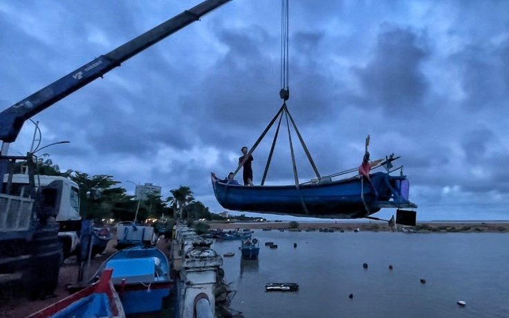 Ngư dân Đắk Lắk thuê xe cẩu kéo thuyền lên bờ tránh bão Kalmaegi: 'Tốn tiền nhưng yên tâm'