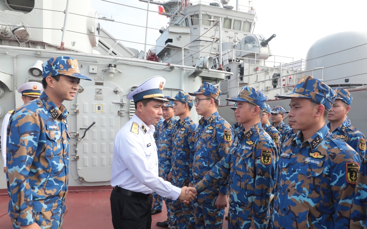 Phó tư lệnh Hải quân kiểm tra tàu hộ vệ săn ngầm 20