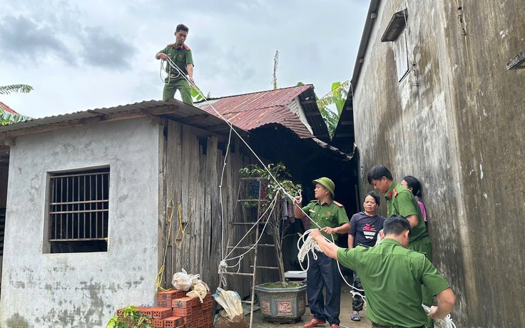 Bão Kalmaegi: Công an Đà Nẵng giúp sơ tán dân, chốt chặn bán đảo Sơn Trà