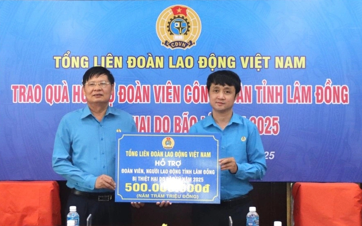 Công đoàn tiếp sức cho người lao động vùng lũ Lâm Đồng và Quảng Trị