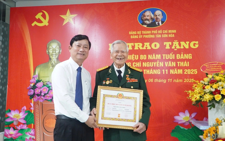 Chủ tịch HĐND TP.HCM Võ Văn Minh trao huy hiệu 80 năm tuổi Đảng