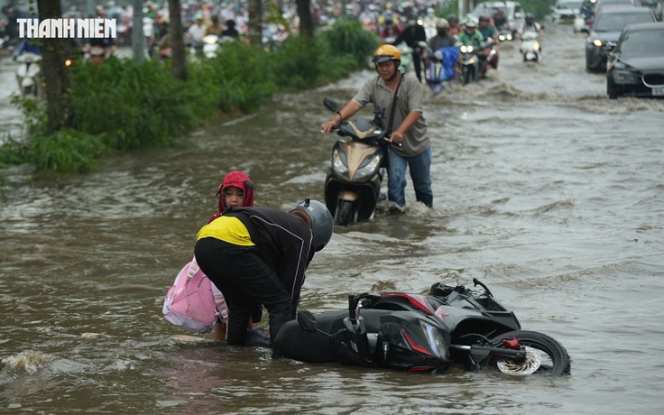 Thời tiết TP.HCM hôm nay 6.11: Triều cường biến đường thành sông, có người ngã sõng soài
