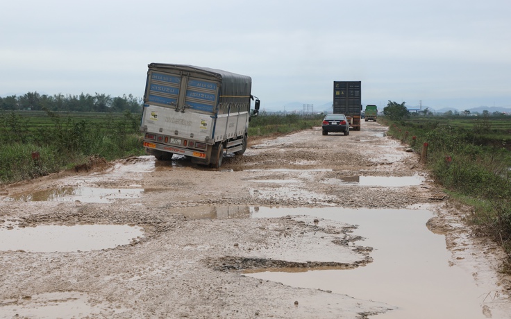 Ám ảnh con đường lầy hơn ruộng ở Nghệ An