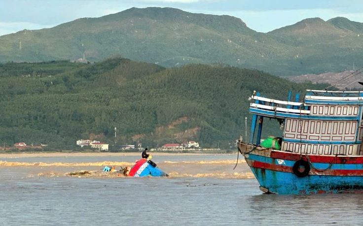 Đắk Lắk: Cứu sống 2 thuyền viên bị lật tàu trên biển