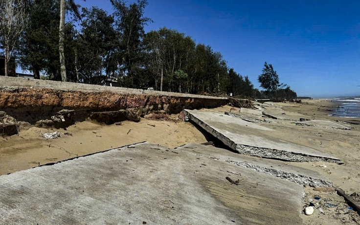 Hàng loạt nhà tốc mái, đường sá bị 'băm nát' sau bão ở Quảng Ngãi