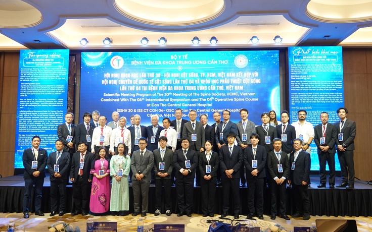 Chuyên gia quốc tế chuyển giao kỹ thuật mổ cột sống cho bác sĩ ĐBSCL