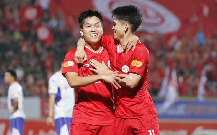 Nóng: Trận PVF-CAND bị hoãn 1 tiếng vì xe chở Thể Công Viettel bị tắc trên cầu Thanh Trì