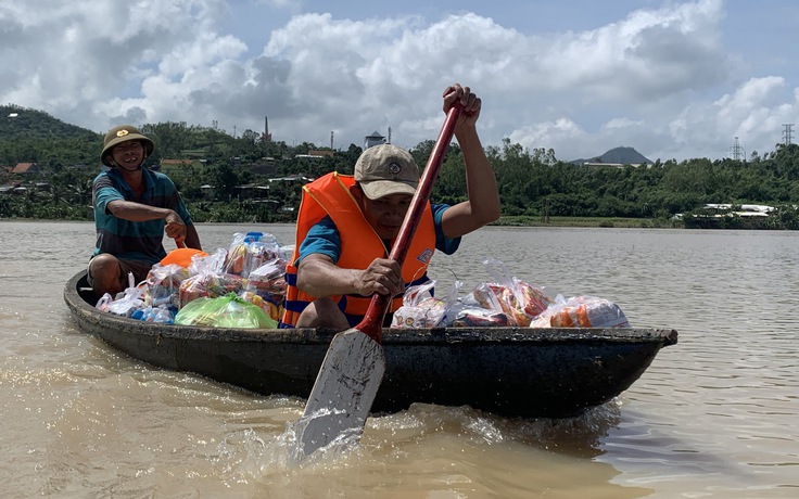 Xóm nhỏ bị cô lập, người dân dùng ghe tiếp tế lương thực sau bão Kalmaegi