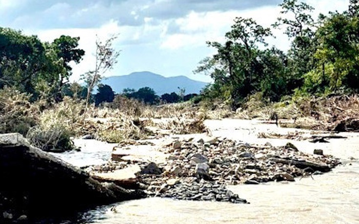 Đường bị lũ cuốn trôi, hơn 1.100 người dân phía tây Gia Lai bị cô lập