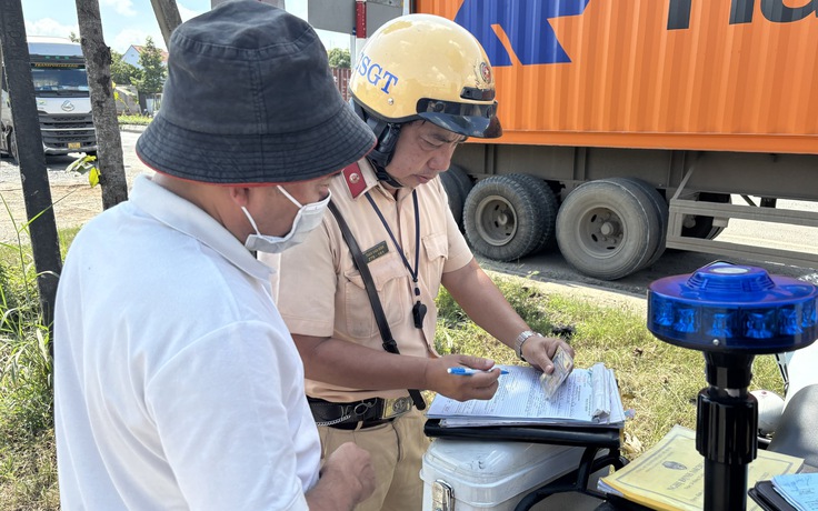 CSGT TP.HCM kiểm tra camera buồng lái và hành trình: Bị phạt, nhiều tài xế ngỡ ngàng