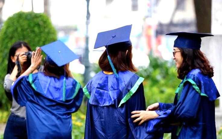 Sinh viên mới tốt nghiệp: Tìm việc làm tạm hay chờ cơ hội làm đúng ngành?