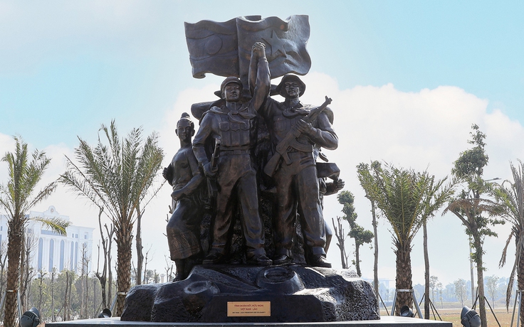 Hoàn thành cụm tượng chiến sĩ Việt Nam - Lào, chào mừng 50 năm Quốc khánh Lào