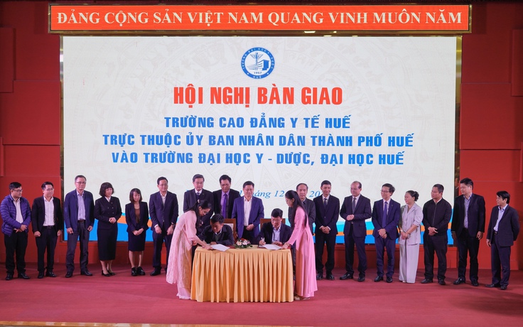 Bàn giao Trường cao đẳng Y tế Huế vào Trường đại học Y dược Huế