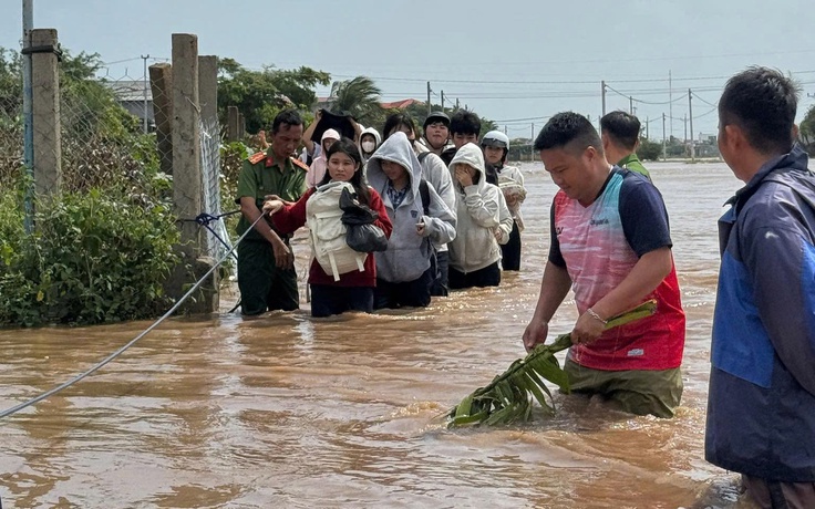 Nhiều khu vực ở Khánh Hòa ngập cục bộ sau mưa lớn