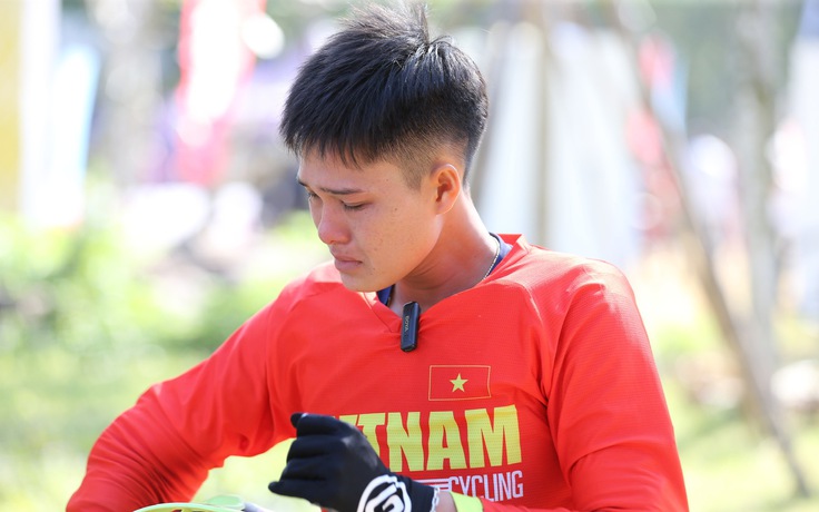 Cua rơ Việt Nam rơi lệ vì không thể 'bay' tốt ở đường đua trong sở thú, HLV lên tiếng