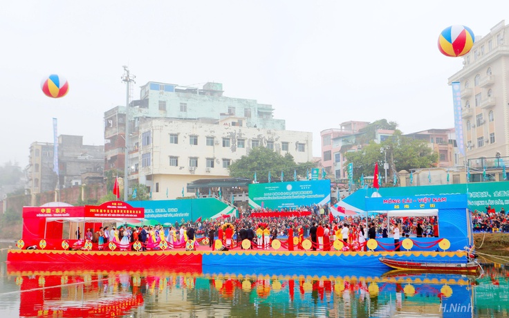 Thanh niên Việt - Trung hát đối trên sông Bắc Luân