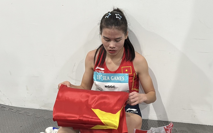 Xúc động hình ảnh nhà vô địch SEA Games kiệt sức vẫn nâng niu Quốc kỳ