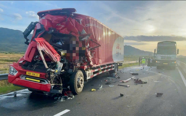 Tai nạn trên cao tốc Vĩnh Hảo - Phan Thiết, tài xế xe tải mắc kẹt trong cabin