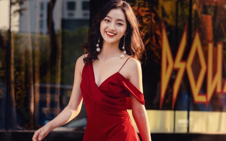 Thắp lửa thần thái, tự tin tuyệt đối với váy xẻ tà