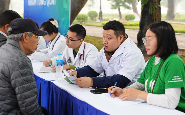 Phố đi bộ Hà Nội có phòng khám sức khỏe miễn phí