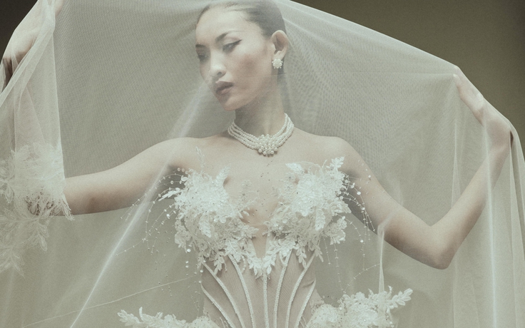 Tôn hình thể quyến rũ với áo corset, đầm dạ tiệc vải sheer