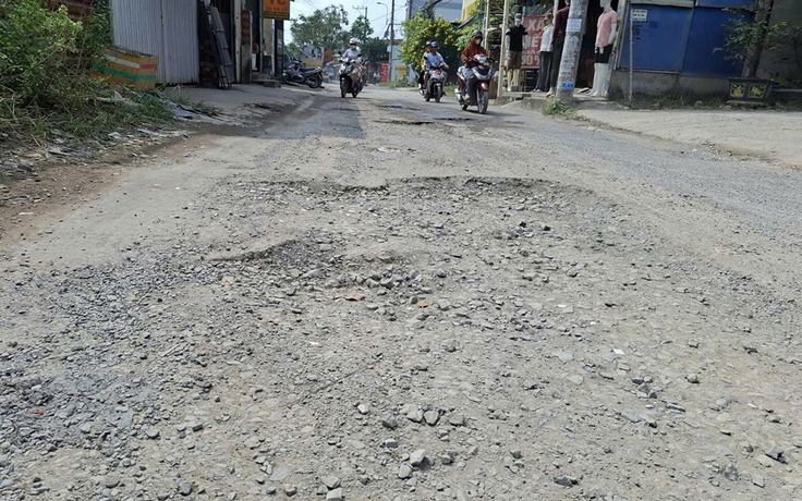 Đường nhiều ổ gà, nguy cơ mất an toàn giao thông