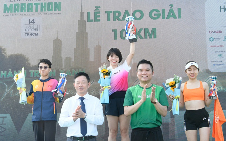 Nữ VĐV tạo ấn tượng ở giải Tiền Phong Half Marathon vì lý do đặc biệt