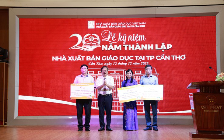 NXBGD Việt Nam tặng tủ sách giáo khoa dùng chung cho 3 tỉnh miền Tây