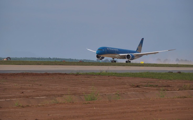 Máy bay đã đáp thành công xuống sân bay Long Thành