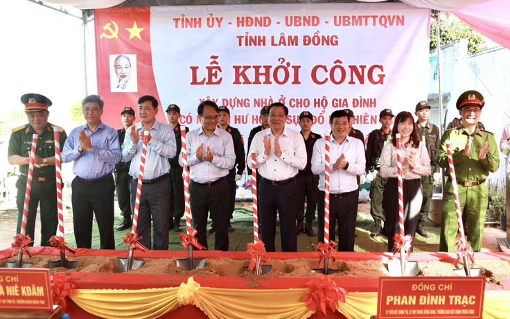 Ông Phan Đình Trạc dự lễ khởi công xây nhà cho bà con vùng lũ ở Lâm Đồng