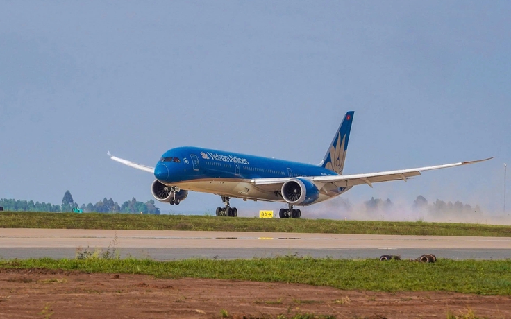 Cận cảnh máy bay lớn nhất Việt Nam Boeing 787 Dreamliner đáp sân bay Long Thành