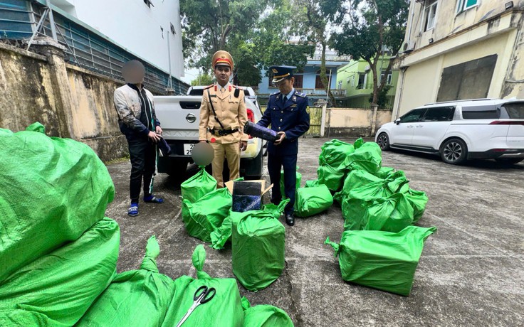 Liên tiếp bắt giữ 2 xe vận chuyển trái phép hàng trăm bình khí cười