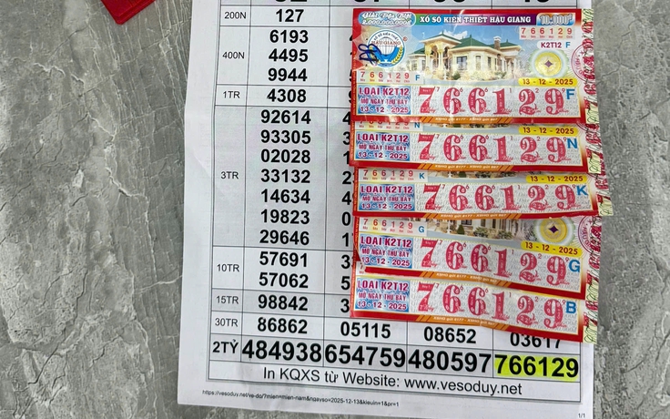 Trúng độc đắc 12 tỉ xổ số miền Nam, khách mừng rỡ nhận tiền mặt