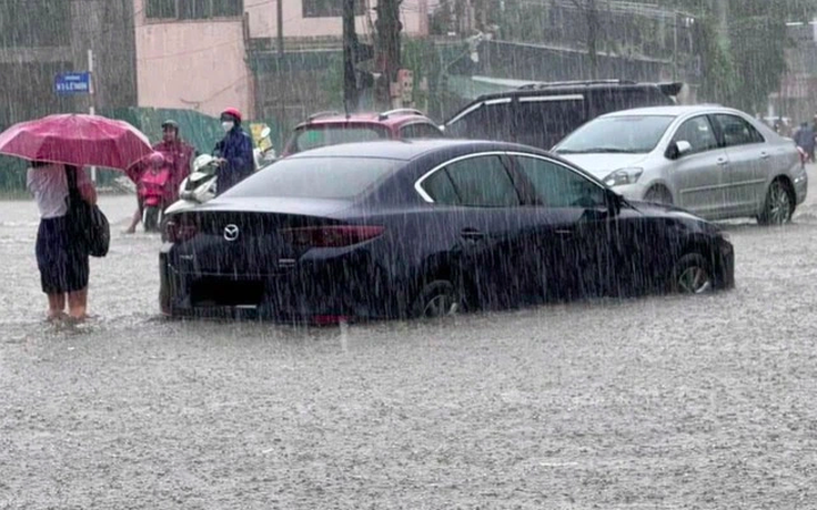 5 tỉnh miền Trung mưa lớn, Biển Đông sóng cao 5 m