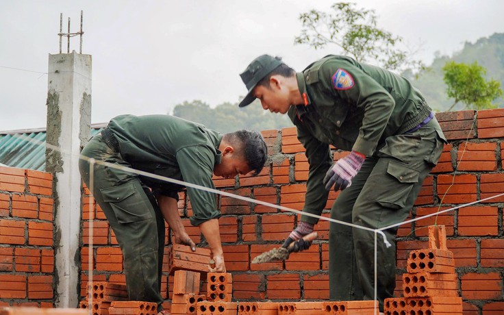 Chiến dịch Quang Trung: Người trẻ thần tốc dựng lại nhà cho người dân sau thiên tai