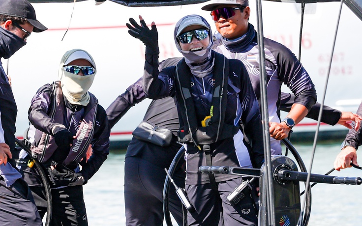 Thú vị hình ảnh Hoàng hậu Suthida làm hoa tiêu, thuyền buồm Thái Lan bứt tốc: Sắp giành HCV SEA Games