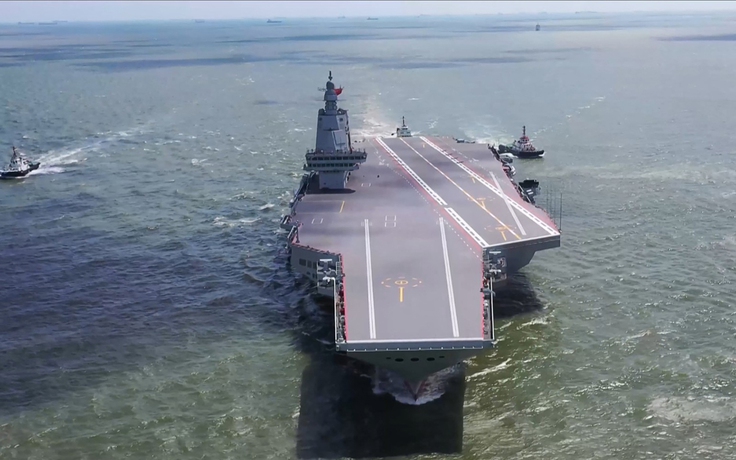 Tàu sân bay Phúc Kiến của Trung Quốc đi qua eo biển Đài Loan