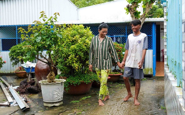 Cậu bé bị bỏng 96% và tấm lòng bạn đọc