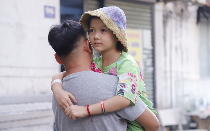 Cha nghèo chạy xe ôm bán hết tài sản, 'còn 2 triệu đồng' cứu con ung thư