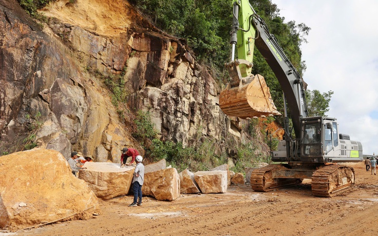Vì sao chưa thể thông tuyến đèo Khánh Lê?