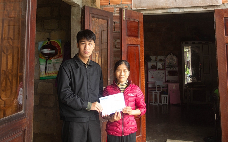 Trao gần 37 triệu đồng bạn đọc giúp người phụ nữ nhặt ve chai nuôi 2 người ung thư