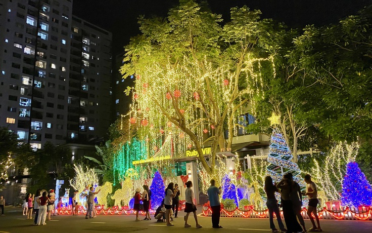 Chụp ảnh Giáng sinh ở ‘phố nhà giàu’