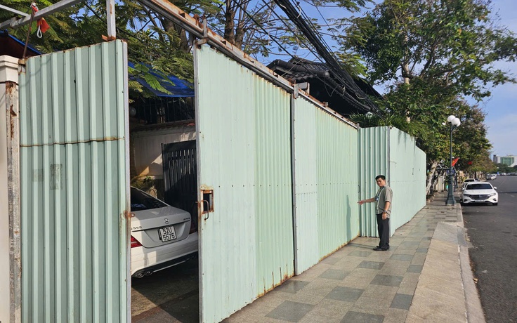 TP.HCM: Phường Vũng Tàu yêu cầu tháo dỡ hàng rào tôn lấn chiếm vỉa hè Trần Phú