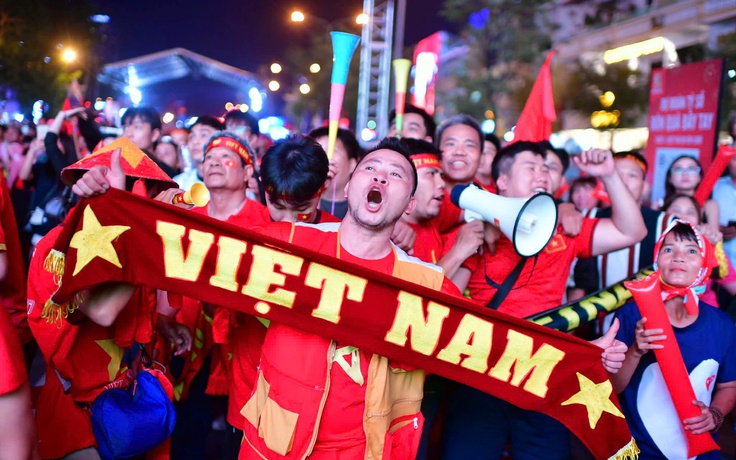 'Biển người' ở trung tâm TP.HCM mừng U.22 Việt Nam hạ Thái Lan, vô địch SEA Games 33